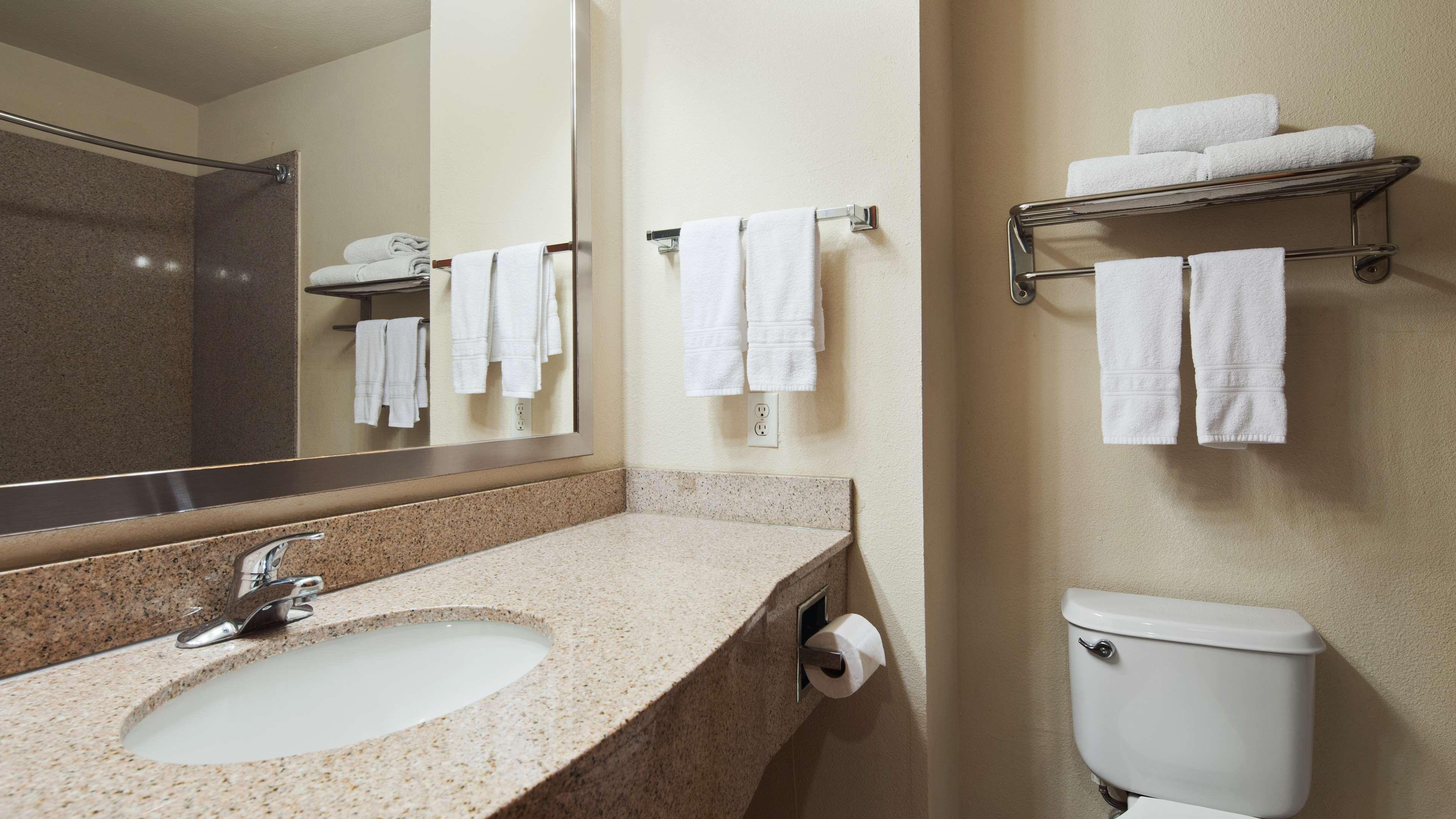 Best Western Inn & Suites Cleveland Exteriör bild